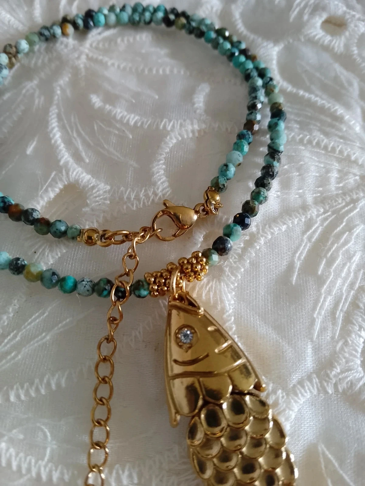Collar de pez dorado y piedras naturales de turquesa africana – photo 2